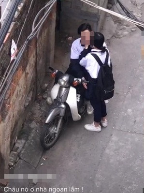 Bất chấp giữa đường, cặp đôi cấp 3 "diễn cảnh nóng" gây phản cảm Bat chap giua duong, cap doi cap 3