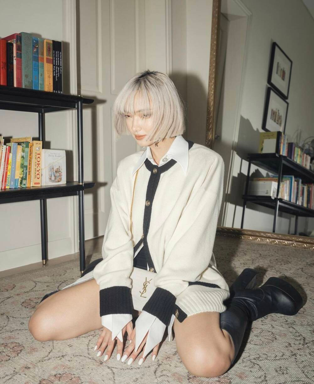  Châu Bùi là một trong những fashionista có thể "cân" nhiều bộ cánh từ hàng hiệu xa xỉ cho đến những bộ đồ streetwear hầm hố. Bên cạnh đó, cô cũng nằm trong danh sách những người đẹp có đường cong nóng bỏng bậc nhất giới làng thời trang hiện nay.