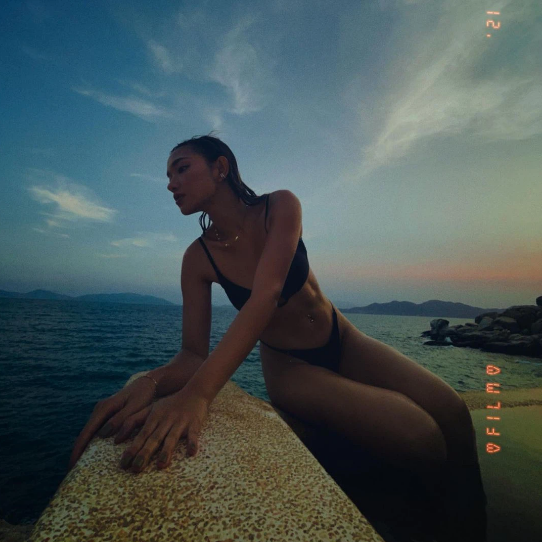 Trong những bức ảnh mới đăng Châu Bùi, cô nàng thoải mái tạo dáng "nửa kín nửa hở" nhưng vẫn khoe trọn đường cong nóng bỏng.