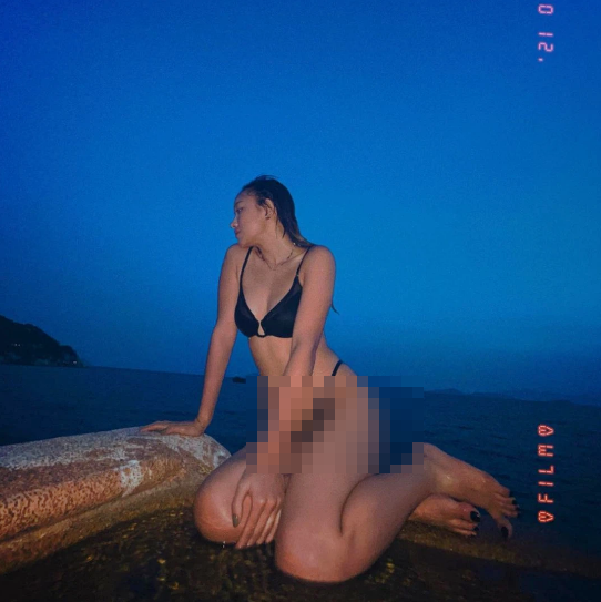 Mới đây, hot girl Châu Bùi lại tiếp tục khoe trọn thân hình không chút mỡ thừa với bộ bikini 2 mảnh màu đen siêu gợi cảm. Dù chỉ tạo dáng không quá nổi bật nhưng bấy nhiêu thôi cũng đủ làm tôn lên body nuột nà của nữ fashionista.