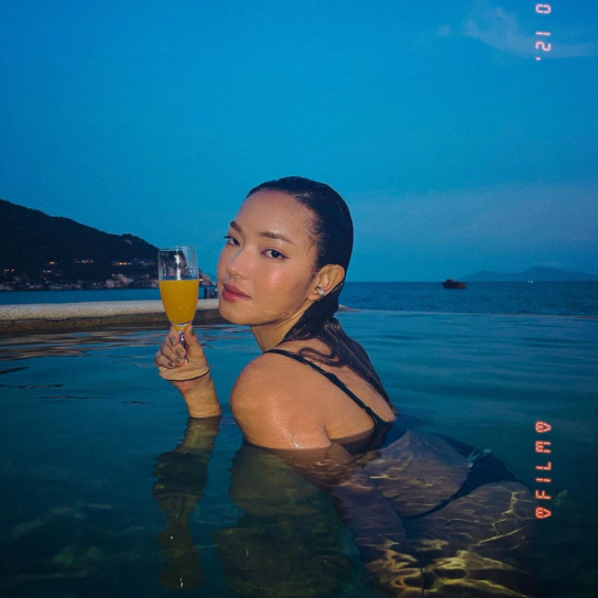 Loạt hình ảnh diện bikini nóng bỏng của Châu Bùi đã làm rộ lên tin đồn cô nàng đang đi chơi hẹn hò với rapper BinZ. Việc "IT girl" dùng icon ác quỷ để chú thích người chụp loạt ảnh khiến ai cũng đoán ra được Châu Bùi đang muốn nhắc đến nhân vật nào.