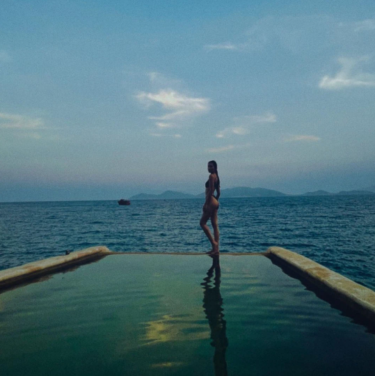 Bất chấp chiều cao khiêm tốn, nhưng bù lại Châu Bùi có một thân hình vòng nào ra vòng nấy, quyến rũ và đầy sức sống.