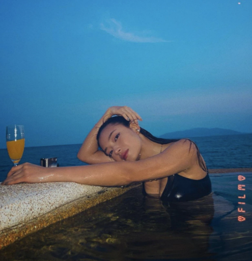 Có vẻ như sau khi "sa vào lưới tình" của BinZ thì fashionista Châu Bùi hiếm khi diện những bộ cánh như bikini. Tuy nhiên mỗi lần cô nàng lên sóng khoe đường cong nóng bỏng lại khiến dân tình được phen "đổ đứ đừ" bởi thân hình nuột nà của mình.