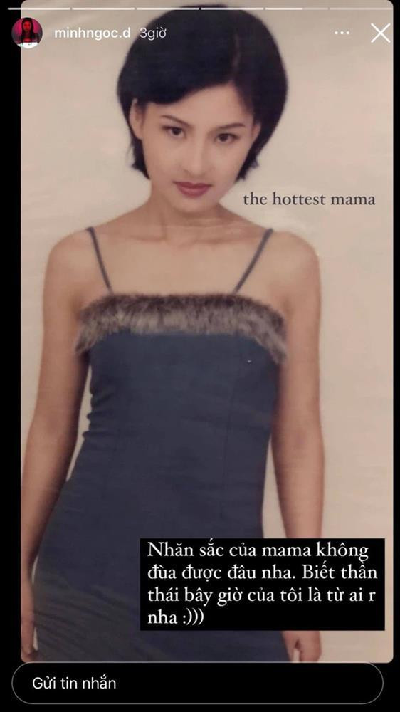 Mới đây, hot girl Việt nổi đình đám Instagram Dương Minh Ngọc bất ngờ khoe ảnh thời trẻ của mẹ trên trang cá nhân. Đi kèm hình ảnh, cô chia sẻ thêm: "Nhan sắc của mama không đùa được đâu nha. Biết thần thái bây giờ của tôi là từ ai rồi nha".