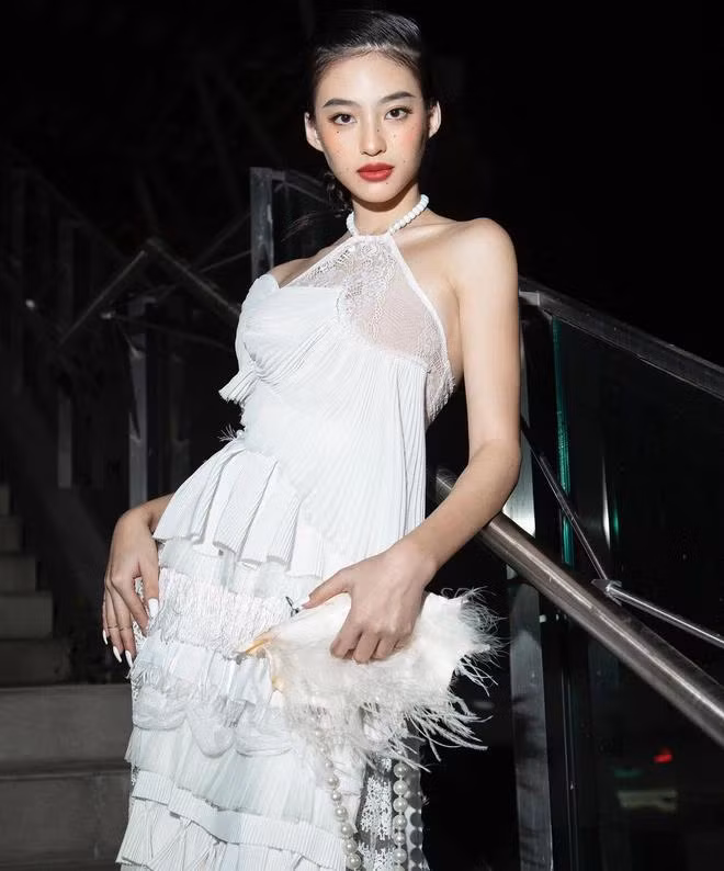 Dương Minh Ngọc được hưởng ké mọi nét đẹp của mẹ, từ nhan sắc đến thần thái.