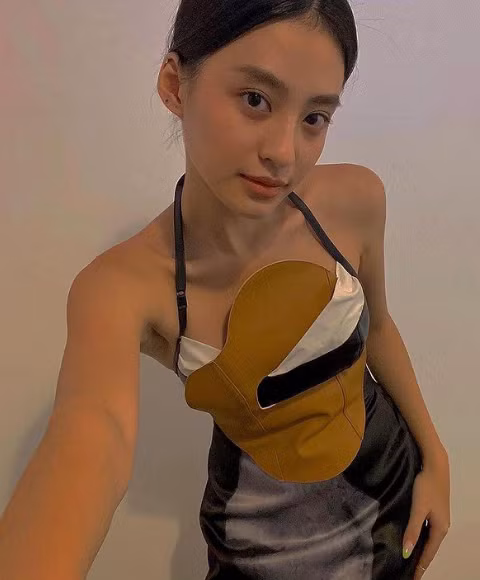 Dương Minh Ngọc (sinh năm 1996) có chiều cao 1,59m. Cô được một bộ phận khán giả biết đến với công việc người mẫu lookbook.