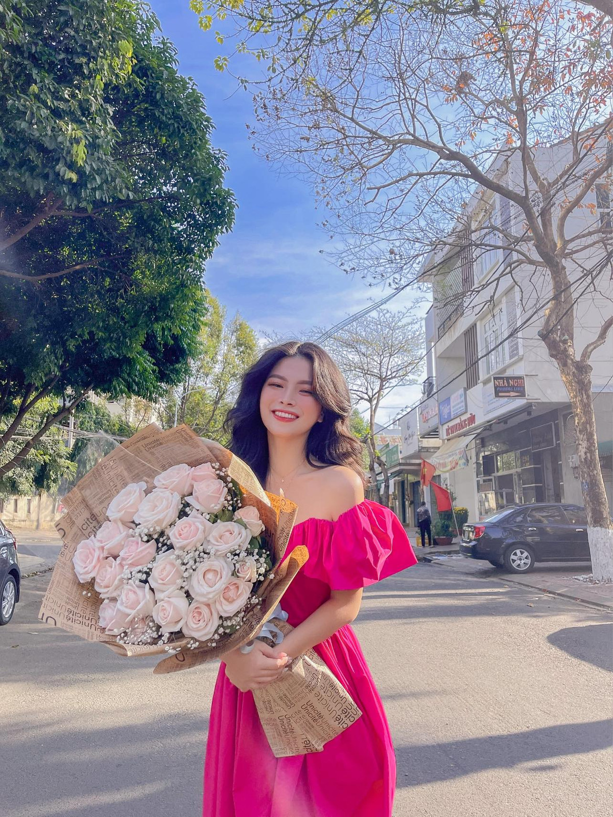 Nữ sinh Kiến trúc cũng nhận được “cơn mưa lời khen” từ phía dân mạng khen ngợi có vẻ ngoài xinh đẹp, sở hữu đôi mắt biết cười, mũi cao cùng nụ cười tỏa nắng.