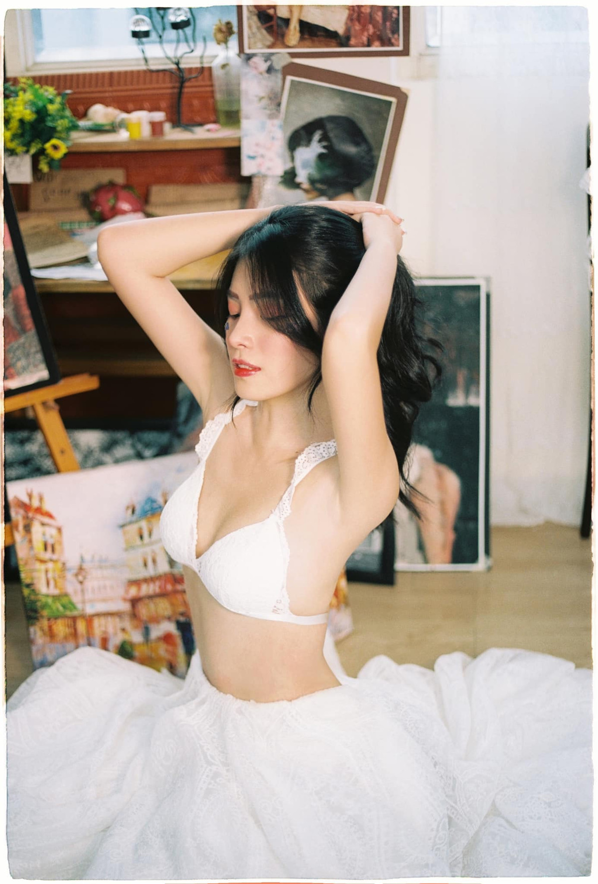 Body của Thụy Hân cũng khiến người ta phải chú ý ngay từ cái nhìn đầu tiên. Đặc biệt kết hợp cùng gu thời trang thời thượng càng làm tôn lên vóc dáng của hot girl này.