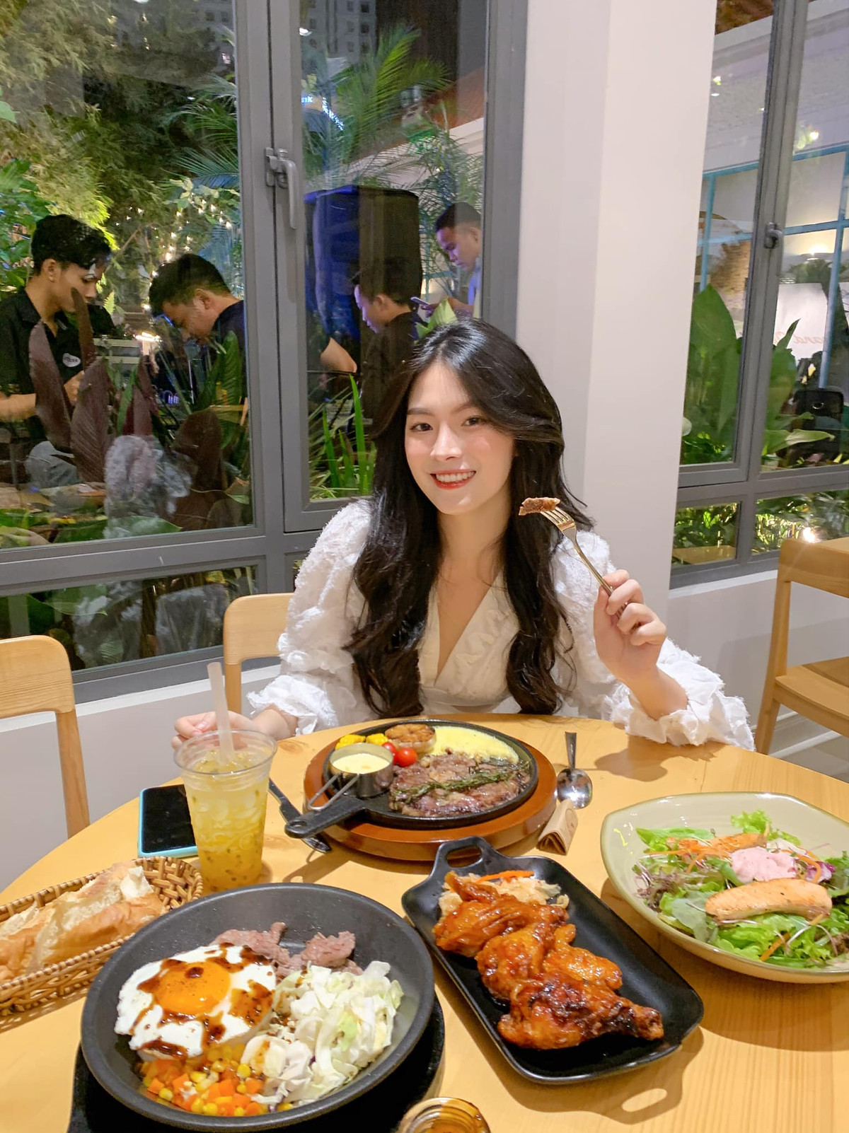 Tiết lộ thêm về hình mẫu lý tưởng, Thụy Hân cho biết mình... chẳng có quy chuẩn bạn trai nào cả, chỉ cần phù hợp là được.