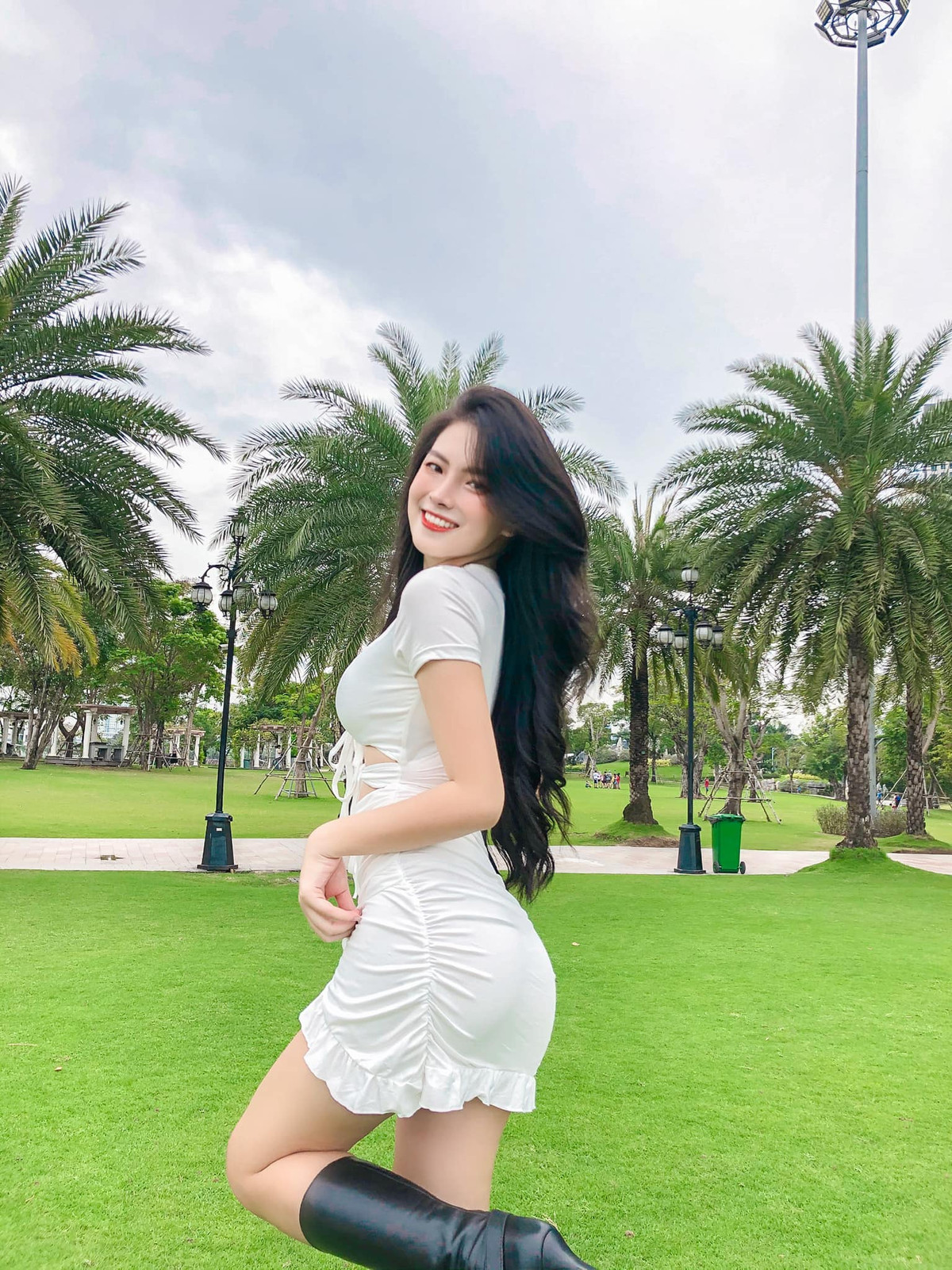 Nhờ có thân hình S-line cùng chiều cao 1m68, Thụy Hân còn bén duyên với nghề người mẫu bên cạnh việc học ở trường.