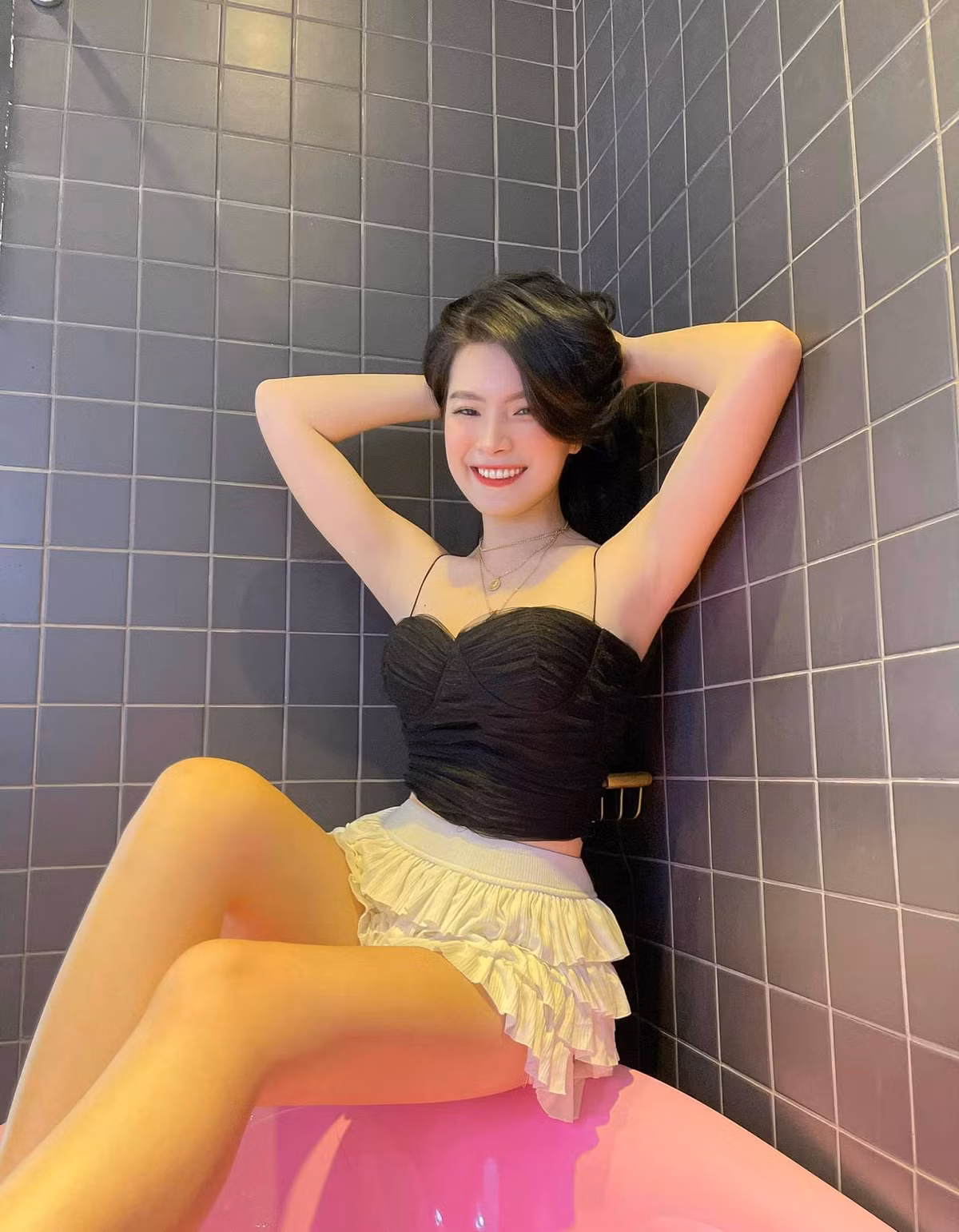 Thụy Hân có tên đầy đủ là Nguyễn Thụy Bảo Hân, sinh năm 2000, đến từ TP.HCM. Cô nàng hot girl 10X này theo học chuyên ngành Thiết kế thời trang tại trường Đại học Kiến trúc TP.HCM.