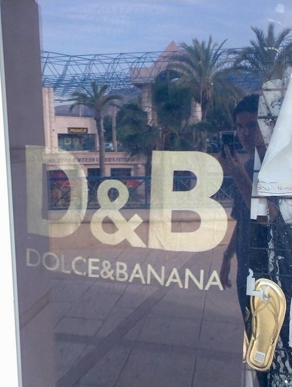 Từ thời trang may mặc tới các thiết bị điện tử, không những bắt chước theo các sản phẩm, người ta còn sử dụng nhiều cái tên nghe "na ná" với các thương hiệu nổi tiếng.