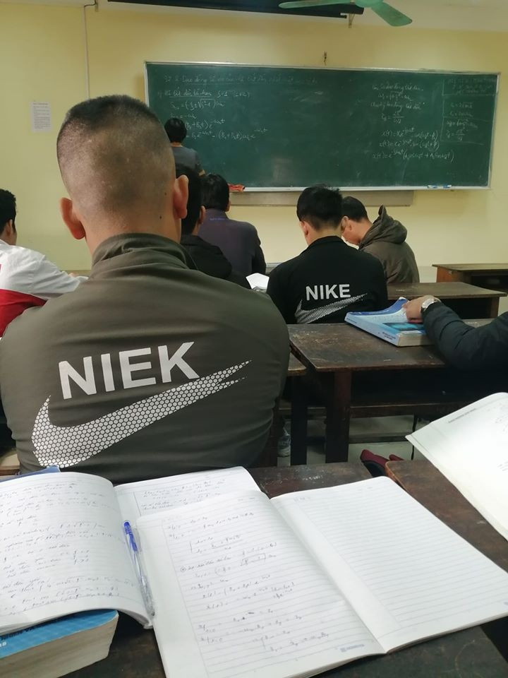 Hàng nhái và hàng thật khiến ai cũng phải lóa mắt, không phân biệt nổi.