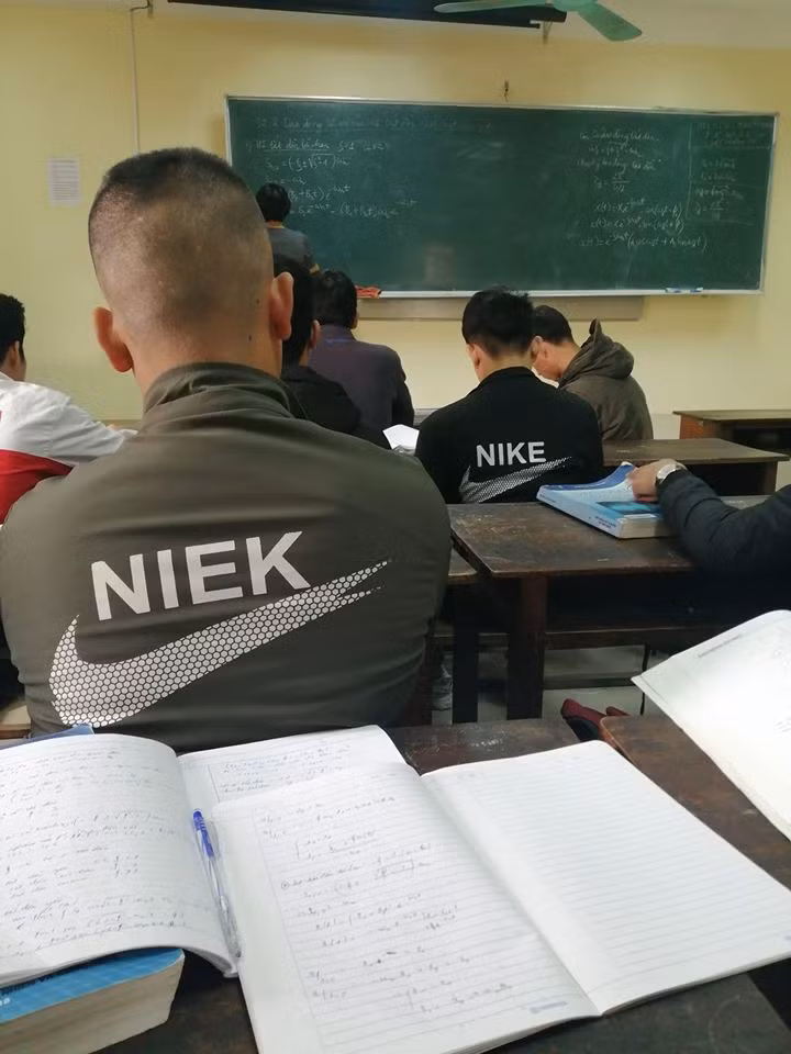 Hàng nhái và hàng thật khiến ai cũng phải lóa mắt, không phân biệt nổi.