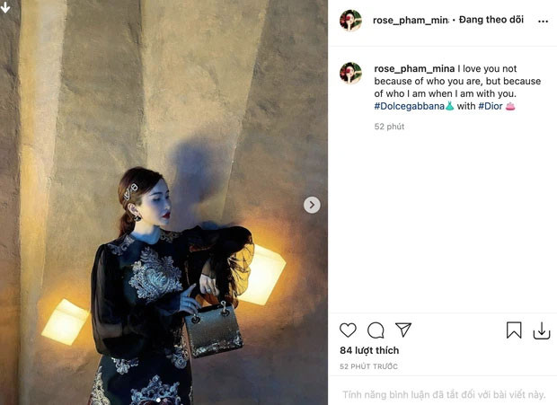 Đến tối ngày 3/3, vợ hai Minh Nhựa mới có động thái trên MXH, ngoài việc đăng hình ảnh "chanh sả" cô còn đăng tải một caption: "I love you not because of who you are, but because of who I am when I am with you" (Tạm dịch: "Em yêu anh không phải vì anh là ai, mà là vì ở bên cạnh anh em được là chính mình").