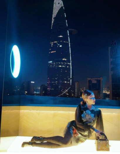 Sau nhiều status ẩn ý có thể thấy chuyện Minh Nhựa ly hôn với "bà cả" ngập tràn trên mạng xã hội cũng chẳng ảnh hưởng gì tới cuộc sống của bà mẹ 2 con này.