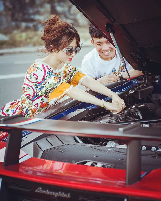 Đúng chuẩn "quý cô chanh sả", Mina Phạm luôn chia sẻ hình ảnh của mình bên đồ hiệu và thần thái quen thuộc.