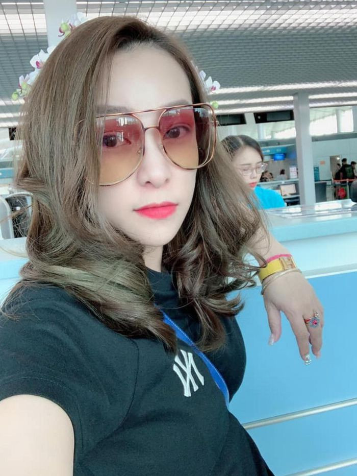 Minh Nhựa dù không hoạt động showbiz nhưng đúng là cái tên hút sự quan tâm của dân tình. Từ sau vụ ly hôn, mọi thông tin về bà vợ cả lẫn cô vợ hiện tại đều được cộng đồng đặc biệt để ý.