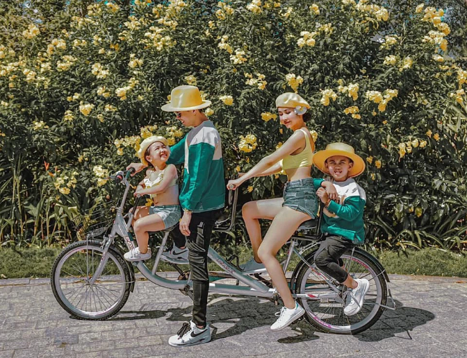 Theo tìm hiểu, Minh Nhựa và vợ 2 đã sống chung cùng nhau được 9 năm. Họ cũng có với nhau 2 nhóc tỳ một trai, một gái.