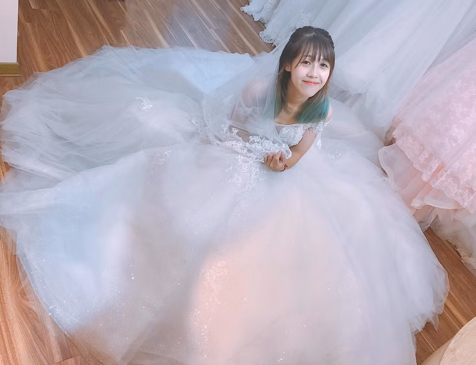 Nữ Youtuber này sinh năm 1995, đến từ Hà Nội. Cô từng là học sinh trường trung học Lômônôxốp, sau đó là trường THPT Lương Thế Vinh. Tốt nghiệp cấp 3, cô nàng đỗ vào Học viện Tài chính.