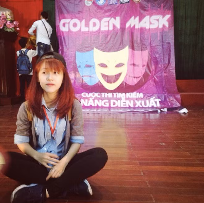 Trước đây, Hậu Hoàng từng công khai hình ảnh thời đi học của mình. Khi đó, cô nàng cũng rất chăm bắt trend với những bộ quần áo rộng.