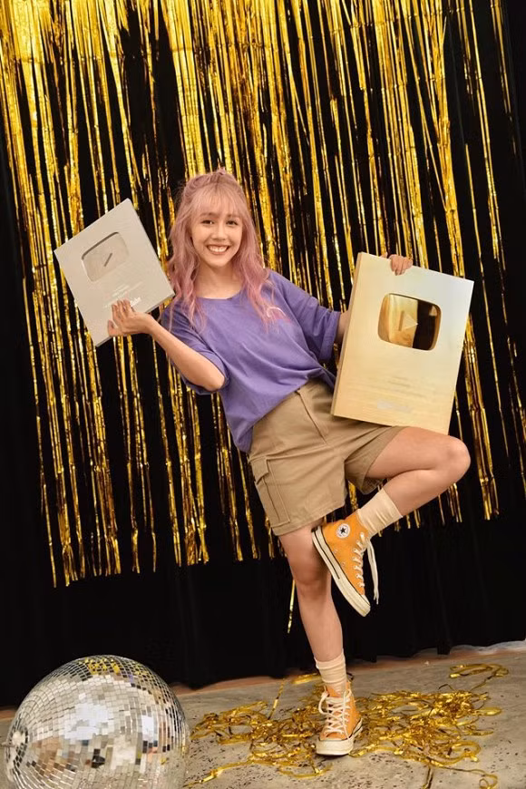 Không chỉ sở hữu lượt người theo dõi kênh khủng, mỗi lần ra clip là sản phẩm của Hậu Hoàng lập tức dẫn đầu trend. Ảnh: Tổng hợp