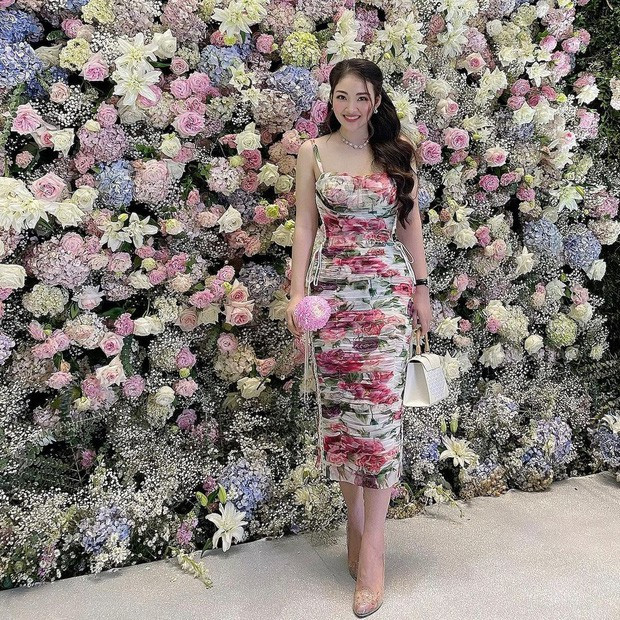 Cô từng chia sẻ mình luôn được chồng chiều chuộng, chăm sóc. Cô dâu Thu Hương và chồng khoe không ít khoảng khắc ngọt ngào với chồng trên trang cá nhân.