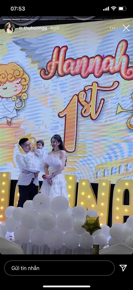 Mới đây trên trang cá nhân, bà mẹ trẻ đã chia sẻ những khoảnh khắc bữa tiệc cực hoành tráng nhân ngày con gái tròn 1 tuổi khiến cư dân mạng chỉ biết lác mắt trầm trồ khen ngợi.