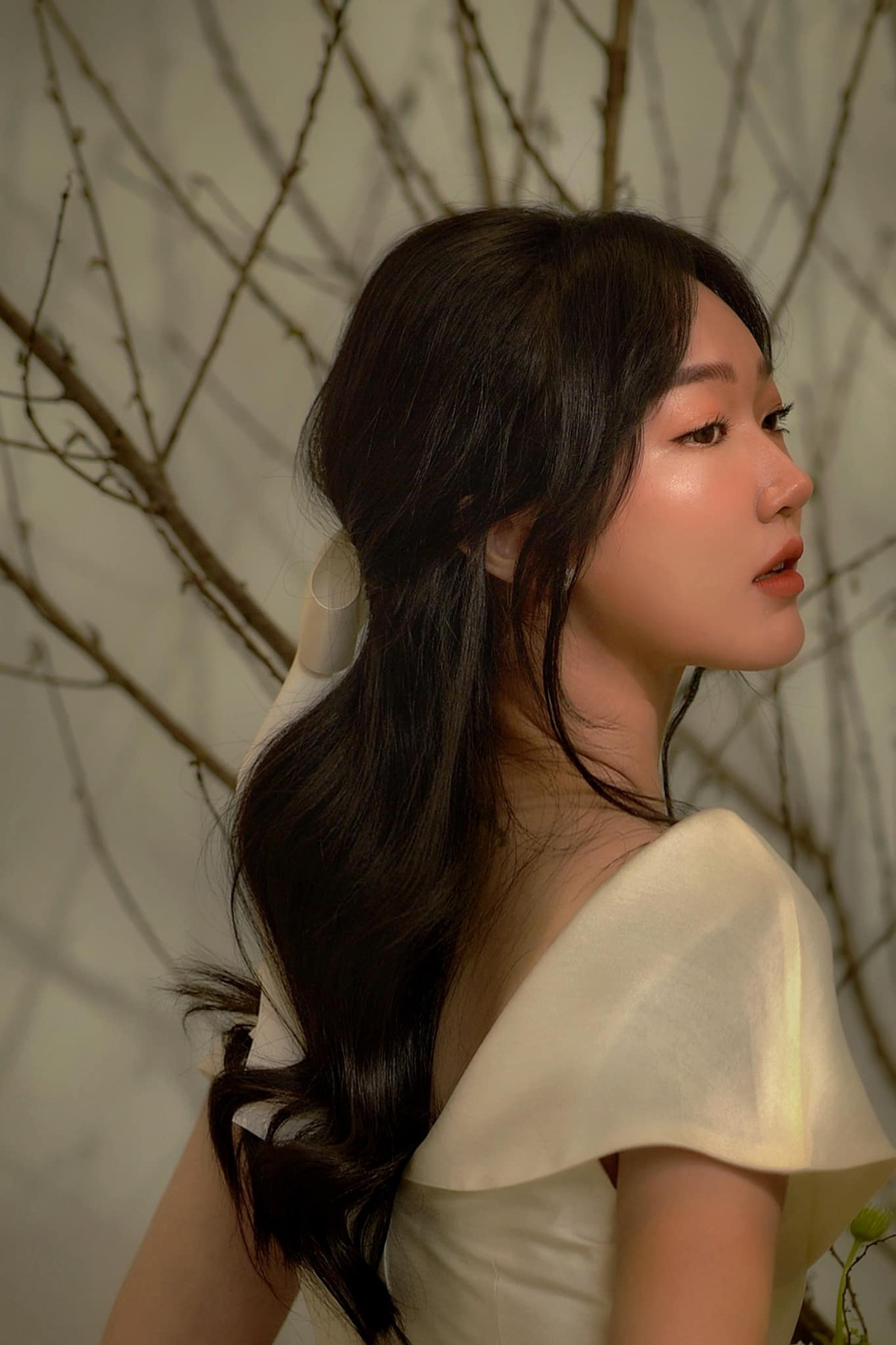 Linh Sugar được yêu mến bởi gương mặt xinh đẹp, vóc dáng chuẩn và gu ăn mặc cá tính.