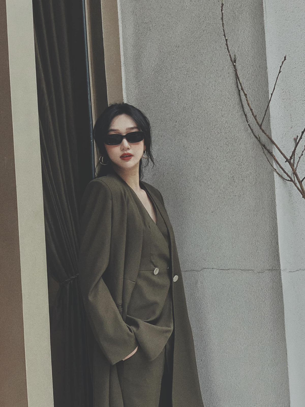 Hiện tại nàng hot girl tập trung kinh doanh, không lấn sân vào nghệ thuật như hội bạn của cô.