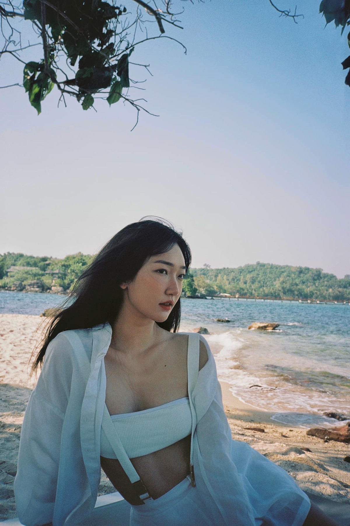 Cô nàng chơi thân với nhiều hội bạn là những gương mặt đình đám, tham gia đóng MV "Nếu như ngày anh đến" của Văn Mai Hương và còn từng đạt danh hiệu cao nhất trong cuộc thi Hoa khôi của một diễn đàn đình đám có đông thành viên.