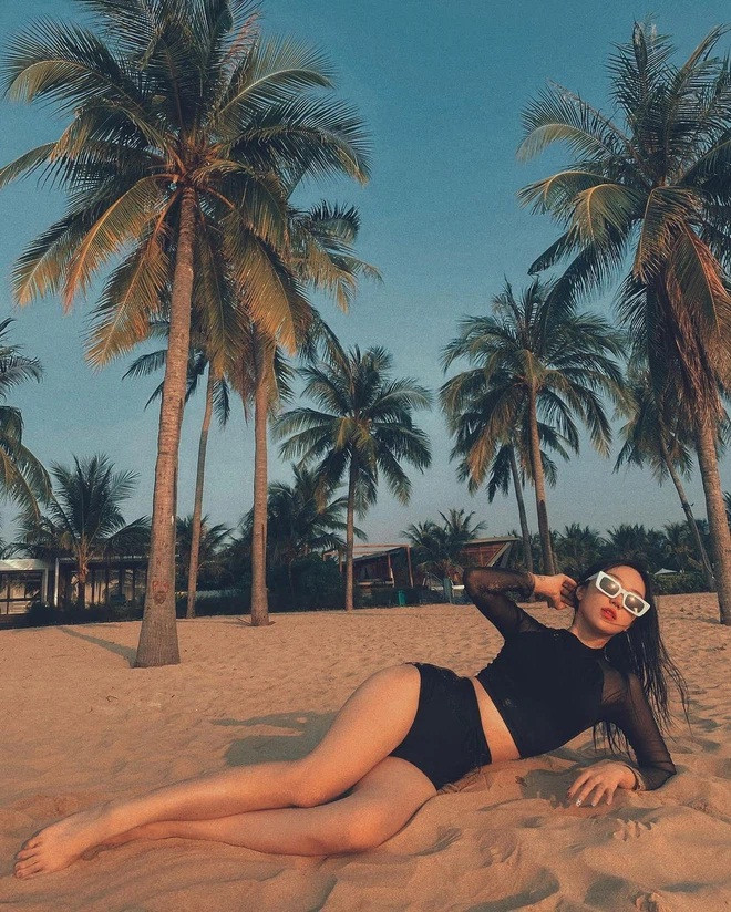 Sinh năm 1991, nghĩa là năm nay đã 30 tuổi nhưng cựu hot girl Hà thành vẫn đốn tim dân mạng với vẻ ngoài hack tuổi, thân hình nóng bỏng cùng gu thời trang trẻ trung.