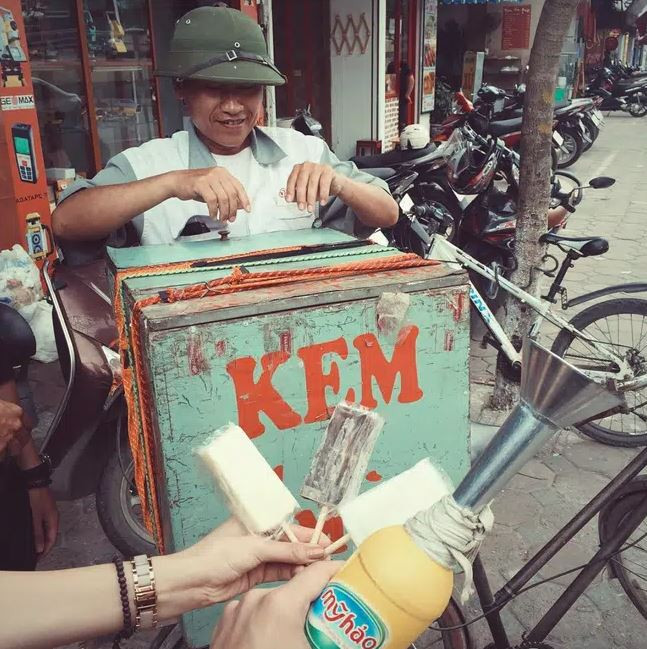 Cắn từng miếng kem nhỏ, nghe vị ngọt tan trong miệng quả là niềm mơ ước của bất cứ đứa trẻ nào thời bấy giờ.