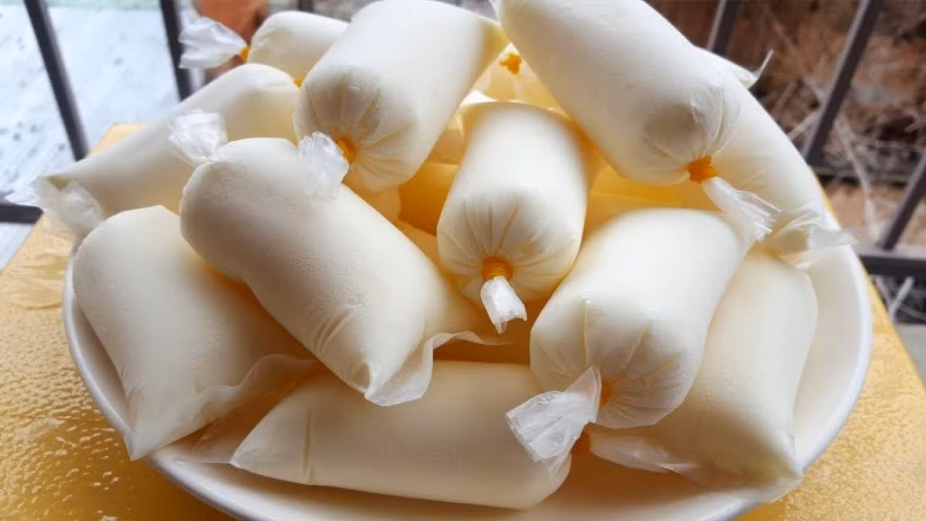 Gắn liền với tuổi thơ thế hệ 8x đến 9x là kem sữa chua bịch, dù chỉ là sữa chua pha loãng được cho vào bịch nilon nhỏ thế nhưng cái cách thưởng thức của nó lại hoàn toàn gây mê nhiều đứa trẻ.