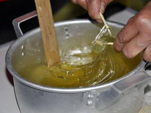 Nhiều đứa trẻ ngày ấy rất mong nhà có người đứt dép, hay có lông gà, lông vịt để đi đổi kẹo kéo. Người bán kẹo sẽ lấy chiếc que gỗ, quấn chút mạch nha dẻo quẹo vào 2 đầu que. Trông thì tưởng ít mà ăn thì mãi không hết.