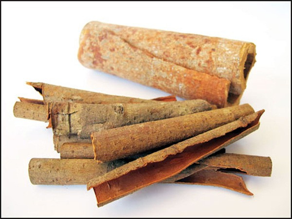 Nhiều bạn trẻ ngày nay chắc hẳn không thể nghĩ rằng quế cay lại là một món quà vặt huyền thoại không thể thiếu đối với teen thế hệ trước. Chỉ 100, 200 đồng tiền quế là đã có thể nhâm nhi được cả buổi rồi.