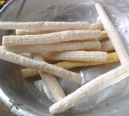 Bỏng gạo là món ăn vặt mà đứa trẻ con nào cũng thích ăn. Đối với con trai thì đôi khi nó còn là những thanh kiếm vừa dùng để đánh trận vừa dùng để ăn. Ảnh: Tổng hợp