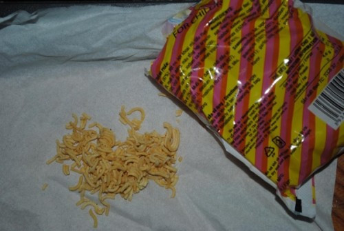 Mì tôm trẻ em dù chỉ bé tí bằng lòng bàn tay nhưng thời ấy rất được đám trẻ con yêu thích.