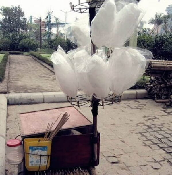 Kẹo bông là món ăn vặt tuổi thơ điển hình nhất của thế hệ 8x, 9x mặc dù hiện tại thứ đồ ăn này vẫn còn xuất hiện rải rác tại một số cổng trường học.