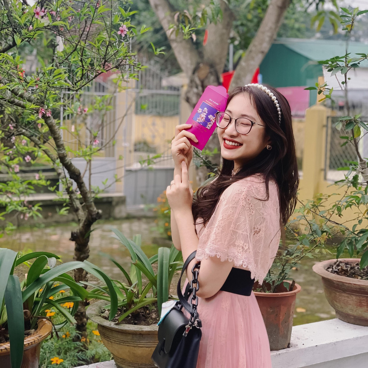 Sở hữu nhan sắc vượt trội nên Hà Phương được dân mạng đặt cho những biệt danh dễ thương như "hot girl Olympia", "hot girl kính cận",...