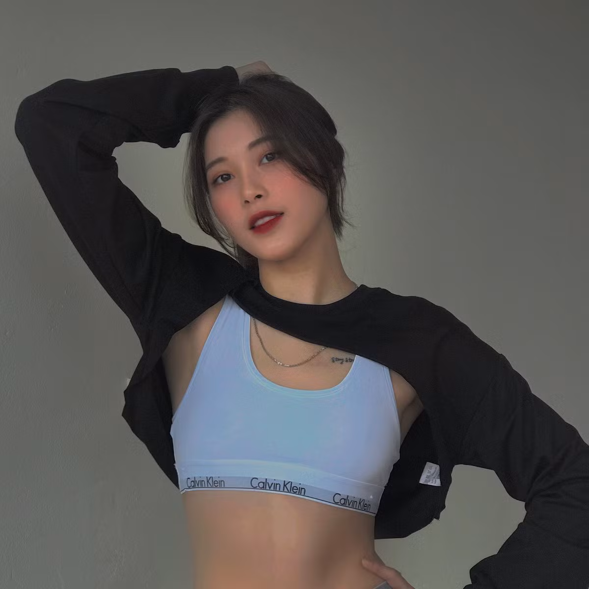 Nhờ sở hữu thân hình cao ráo, thon gọn và đặc biệt là cách pose dáng không khác gì mẫu ảnh chuyên nghiệp nên cô gái này vẫn là cái tên cực hot ở ngoài đời. Nhiều người dự đoán, có thể sau khi từ giã sự nghiệp Đặng Thu Huyền sẽ theo nghiệp mẫu ảnh.