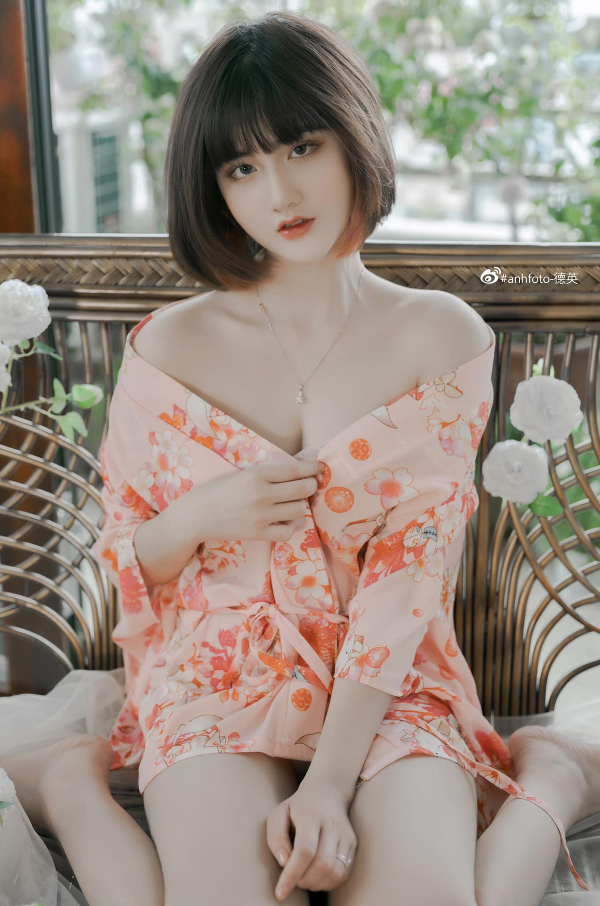 Sau khi chuyển hướng làm model, Hằng khá bận rộn nhưng vẫn duy trì thêm công việc làm tóc và tạm dừng công việc chạy xe công nghệ.