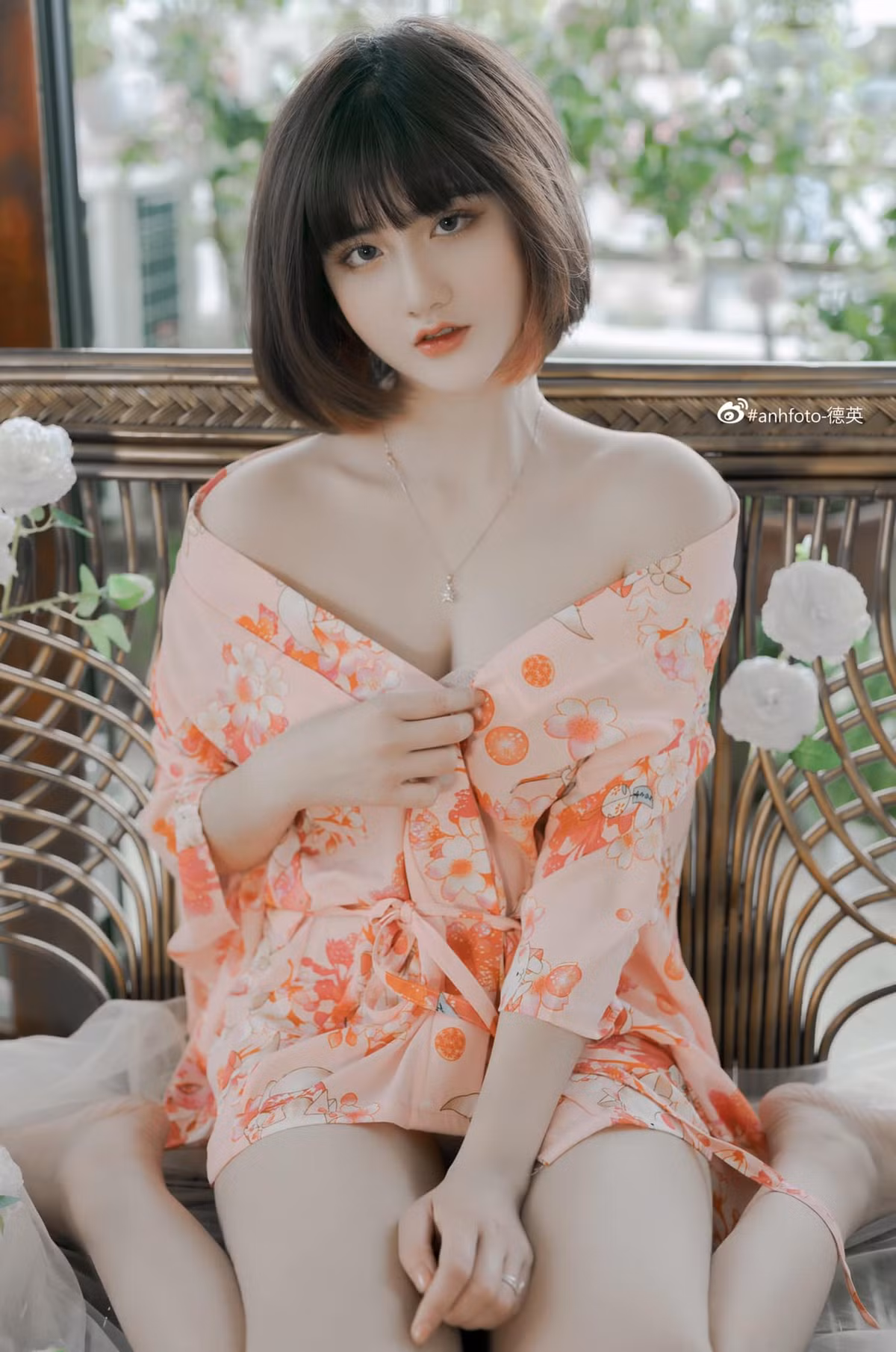 Sau khi chuyển hướng làm model, Hằng khá bận rộn nhưng vẫn duy trì thêm công việc làm tóc và tạm dừng công việc chạy xe công nghệ.