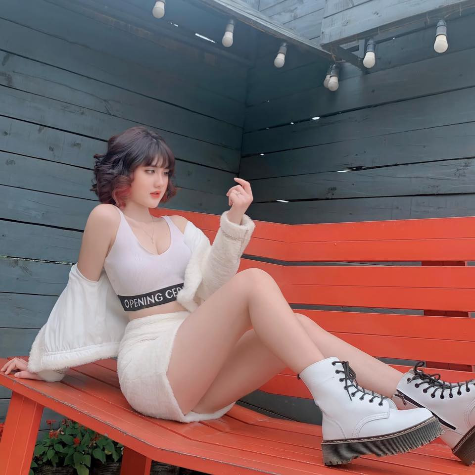 Hiện tại, Hằng đang là cái tên khá nổi trong cộng đồng nhiếp ảnh. Cô nàng làm mẫu ảnh thời trang, mỹ phẩm để kiếm thêm thu nhập.