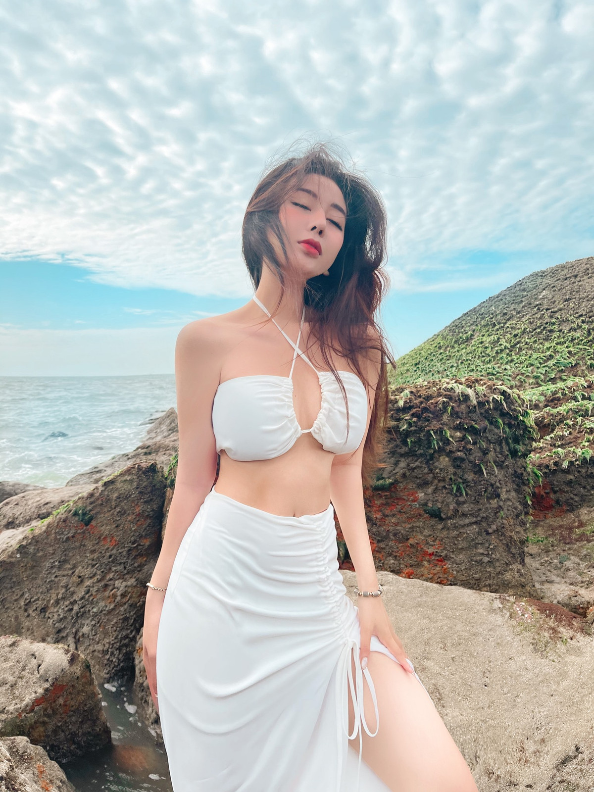 Đính kèm album là lời chúc sinh nhật cô nàng tự gửi đến chính mình. "Chạm tới tuổi 20 - tôi như trải qua một kì thi nghẹt thở. Mong em tuổi 20 rực rỡ, thương Trân", Võ Ngọc Trân viết.