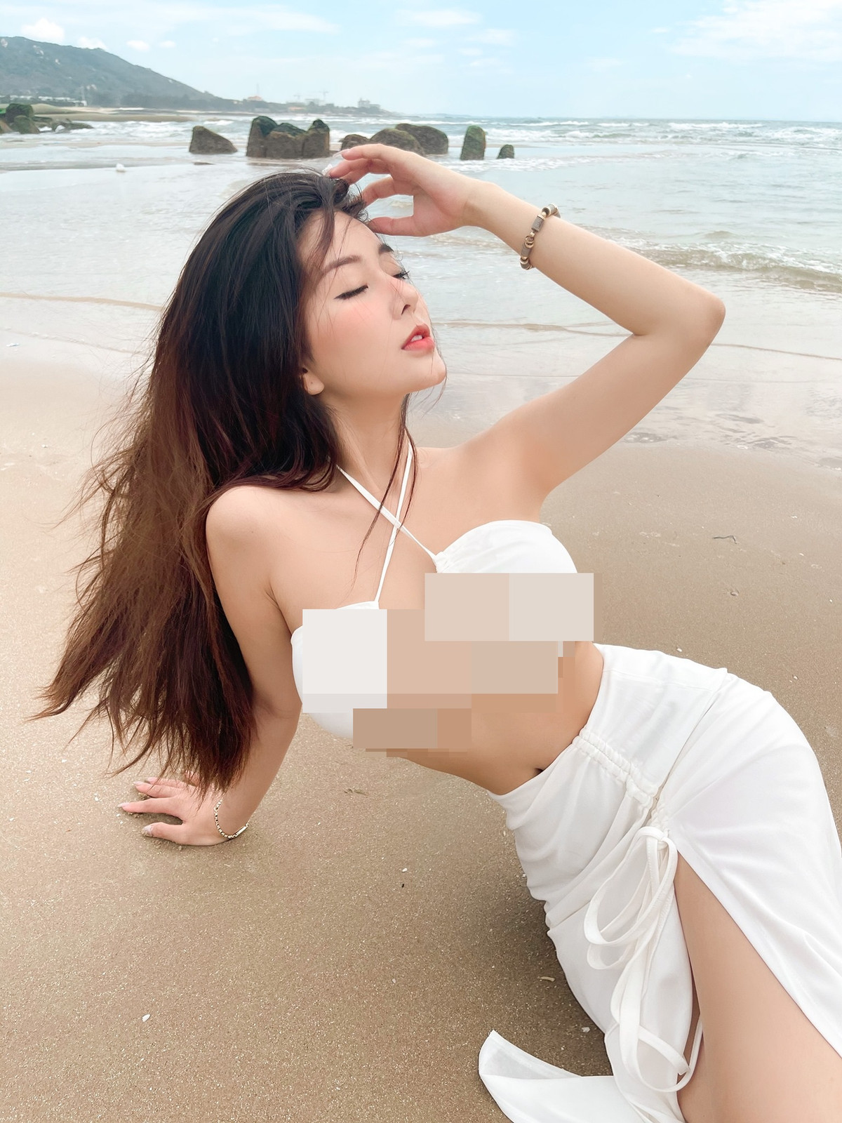 Mới đây, Võ Ngọc Trân - hot girl Instagram với hơn 720 ngàn follow đã tung ra bộ ảnh cực nóng bỏng trên bãi biển để chào đón tuổi 20.
