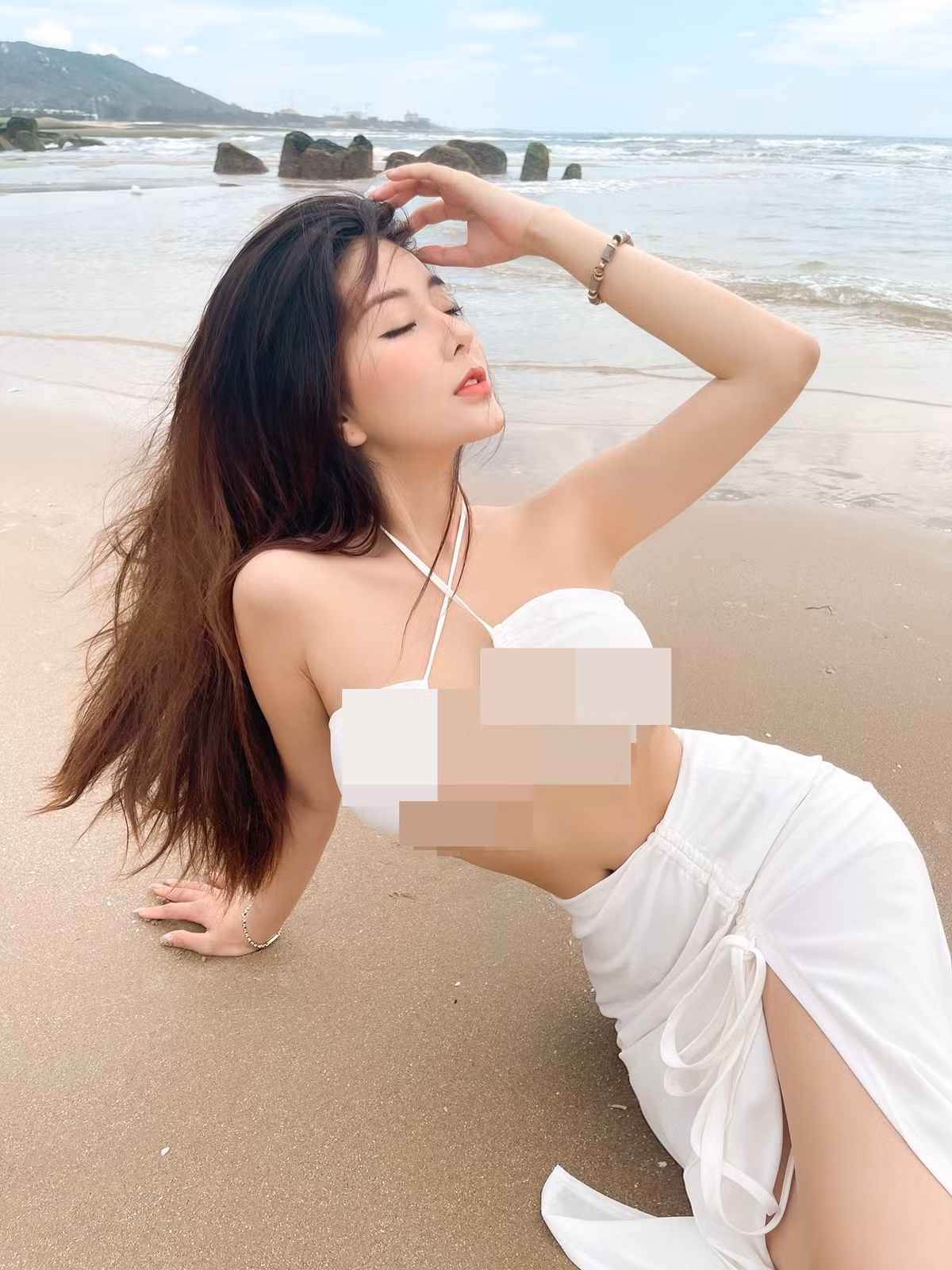 Mới đây, Võ Ngọc Trân - hot girl Instagram với hơn 720 ngàn follow đã tung ra bộ ảnh cực nóng bỏng trên bãi biển để chào đón tuổi 20.