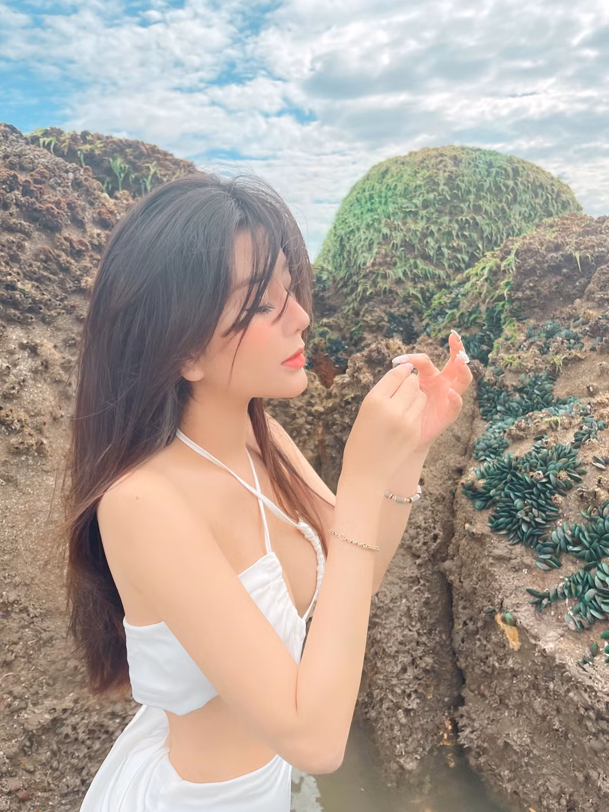 Nhờ tập luyện chăm chỉ nên hiện tại hot girl này đang sở hữu vòng eo rất bé, chỉ 55cm.