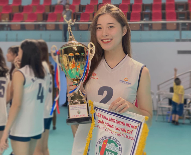 Thông tin Hoa khôi bóng chuyền Đặng Thu Huyền giải nghệ ở tuổi 19 mới đây đã khiến không ít người hâm mộ ngỡ ngàng, bởi lẽ thời điểm này là khi cô nàng đang ở độ tuổi có thể phát triển sự nghiệp rực rỡ nhất.