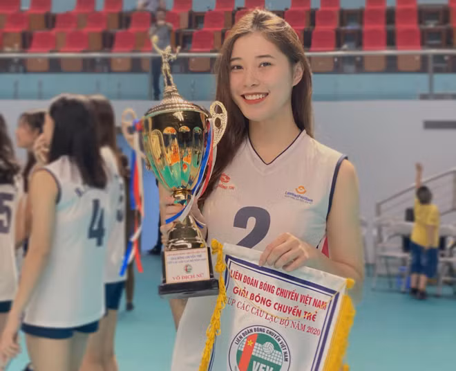 Thông tin Hoa khôi bóng chuyền Đặng Thu Huyền giải nghệ ở tuổi 19 mới đây đã khiến không ít người hâm mộ ngỡ ngàng, bởi lẽ thời điểm này là khi cô nàng đang ở độ tuổi có thể phát triển sự nghiệp rực rỡ nhất.